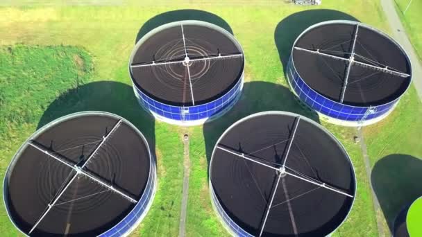 Vista aérea de la moderna depuradora industrial de aguas residuales — Vídeos de Stock