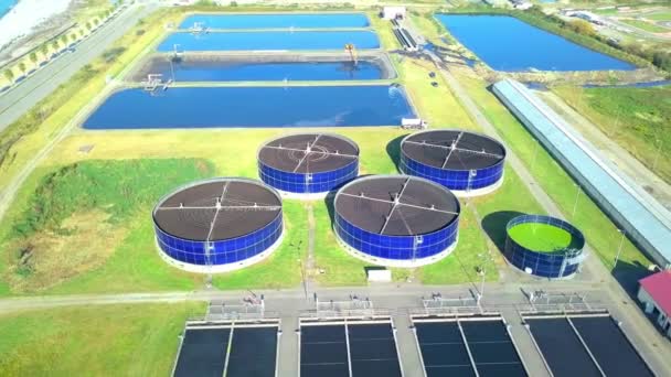 Вид с воздуха на современную станцию очистки промышленных сточных вод — стоковое видео