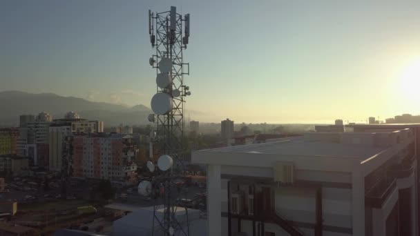 4G- und 5G-Telekommunikationsturm schießt von einer Drohne — Stockvideo