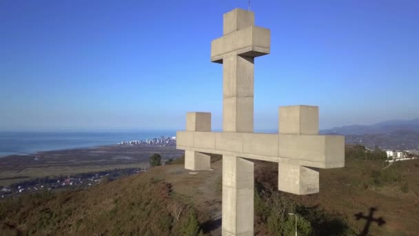 Drone pohled mouchy kolem kamene nebo betonu kříž vysoko v horách — Stock video