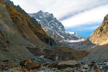 Svaneti, Gürcistan 'daki Svaneti bölgesinde bir sonbahar gününde Chalaadi buzulunda güzel bir manzara.