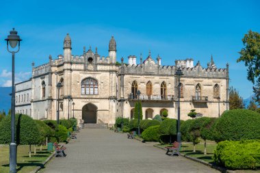 Güneşli bir günde Zugdidi 'deki bir parkta yer alan Dadiani saraylarının güzel tarihi ve mimari müzesi.