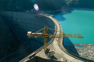 Güneşli bir günde Ingur hidroelektrik santralinin manzarası. Gürcistan 'ın dağlarla çevrili Inguri Barajı yakınlarındaki Inguri Jvari Nehri rezervuarı. Dünyanın en uzun beton barajlarından biri.
