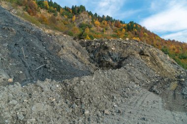 Kayaların çöküşü, güneşli bir sonbahar gününde serpentin yolundaki kum.