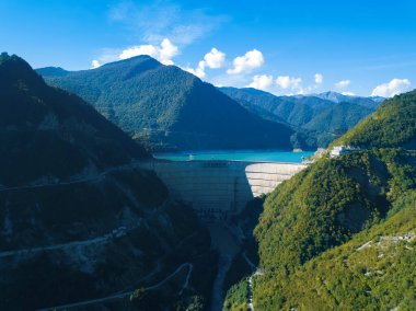Güneşli bir günde Ingur hidroelektrik santralinin insansız hava aracı görüntüsü. Gürcistan 'ın dağlarla çevrili Inguri Barajı yakınlarındaki Inguri Jvari Nehri rezervuarı. Dünyanın en uzun beton barajlarından biri.