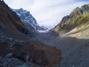 Gürcistan 'ın Svaneti bölgesinde Mestia yakınlarında bir sonbahar günü Chalaadi Buzulu' nun insansız hava aracı görüntüsü