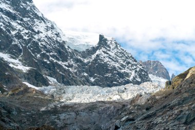 Gürcistan 'ın Mestia bölgesindeki Svaneti bölgesinde bir sonbahar gününde Chalaadi buzulunda güzel bir manzaranın yakın çekimi.