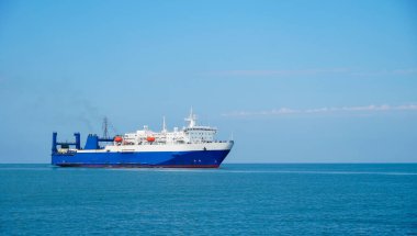 Güneşli bir günde denizde kocaman bir yolcu vagonu feribotu.