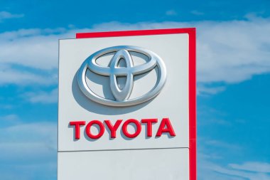 Batumi, Gürcistan - 19 Eylül 2021: Toyota otomobil üreticisi tabelasının yakın çekimi - Japon çokuluslu otomobil üreticisi güneşli bir günde mavi gökyüzü arka planına karşı