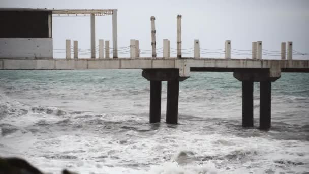 ハリケーンだ。波が砕ける桟橋のショット。海の泡水の飛沫, — ストック動画