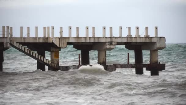 Hurrikan. Schüsse von Seebrücke mit krachenden Wellen. Meerschaum, Wasserspritzer, — Stockvideo