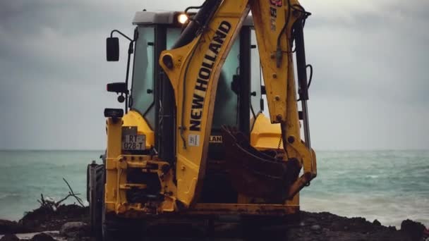 トラクターは堤防への嵐の影響を取り除き. — ストック動画