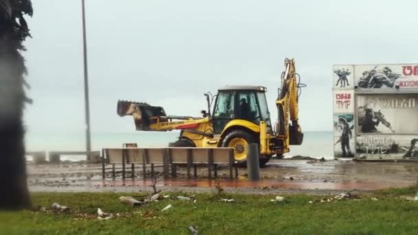 Tractor elimina los efectos de una tormenta en el terraplén. — Vídeo de stock