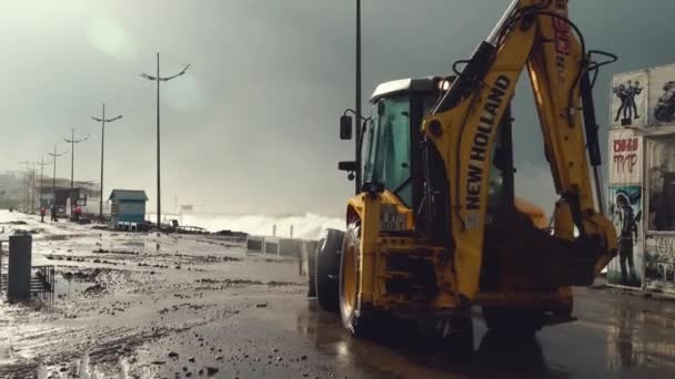 Tractor elimina los efectos de una tormenta en el terraplén. — Vídeo de stock