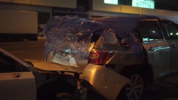 Wypadek dwóch samochodów w mieście na drodze w nocy lub wieczorem. — Wideo stockowe
