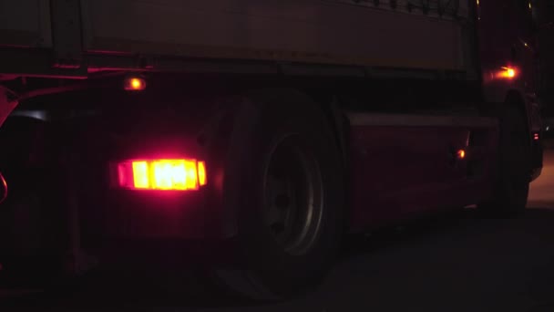 The truck broke down on the side of the road at night with emergency lights. — Vídeo de Stock