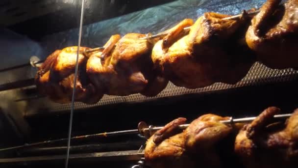 Heerlijke verrukkelijke kebab van een kippenkarkas draait op spindel. — Stockvideo