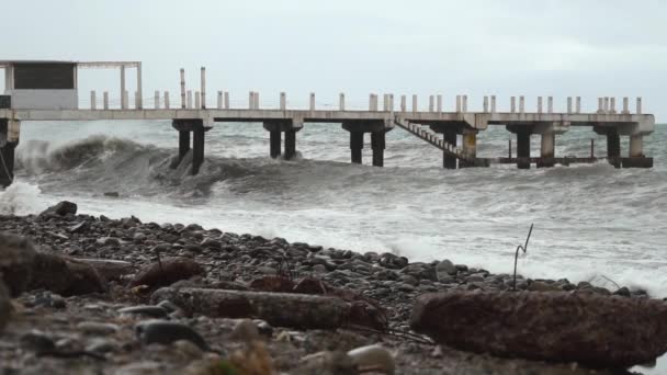 Hurrikan. Schüsse von Seebrücke mit krachenden Wellen. Meerschaum, Wasserspritzer, — Stockvideo