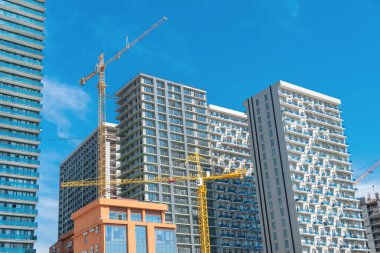 Batumi şehrinde yeni bulvar inşaatı. İnşaat vinci, çok katlı binalar, oteller, şantiye mavi gökyüzüne karşı güneşli bir günde