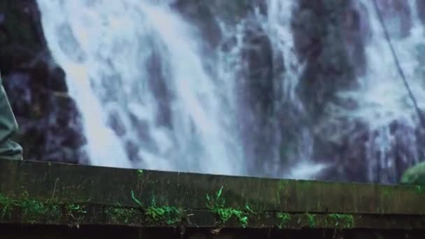 在佐治亚州米尔维蒂瀑布的背景下，人类在木桥上行走. — 图库视频影像