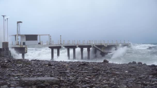 海岸の古い鉄筋コンクリートの柱に対して嵐の波がクラッシュします — ストック動画
