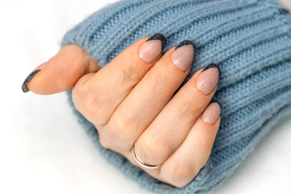 Bonita Manicure Francesa Com Contorno Preto Lantejoulas Mãos Femininas Bem — Fotografia de Stock