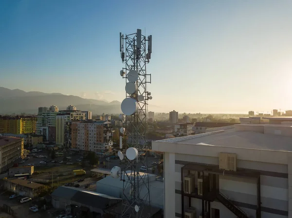 Közelkép Egy Telekommunikációs Torony Drónjáról Mobilhálózati Antennákkal Város Hátterében Naplementekor — Stock Fotó