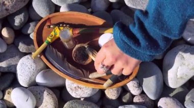 Peru kutsal palo santo ağacı olan ahşap tepsi, beyaz mum,