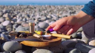 Peru kutsal palo santo ağacı olan ahşap tepsi, beyaz mum,