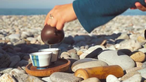 The process of brewing tea. Chinese ceremony on a pebble beach. — Stok Video