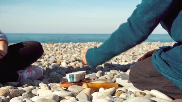 The process of brewing tea. Chinese ceremony on a pebble beach. — Stockvideo