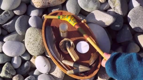 Holztablett mit dem heiligen peruanischen Palo Santo Baum, weiße Kerze, — Stockvideo