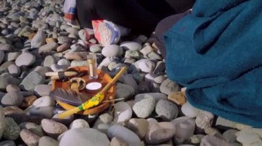 Peru kutsal palo santo ağacı olan ahşap tepsi, beyaz mum,