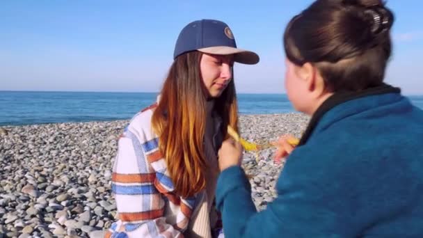 Vergewaltigungszeremonie, ein Kerzentablett und Puder auf einem Stein. — Stockvideo