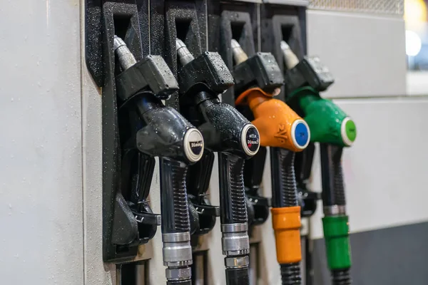 Adagoló Négy Szivattyúval Egy Benzinkútnál Esőcseppekkel Üzemanyag Dízelüzemanyag Gáz Autók — Stock Fotó
