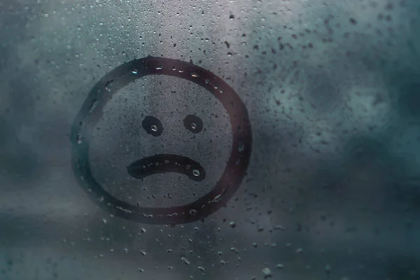 Smutny Uśmiech Narysowany Ręcznie Mokrym Zamglonym Szkle Deszczu Skopiuj Przestrzeń — Zdjęcie stockowe