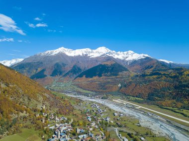 Güneşli bir sonbahar gününde, Mestia köyünün güzel insansız hava aracı manzarası, Yukarı Svaneti, Georgia. Köy dağlarla çevrili, güzel sonbahar manzarası.