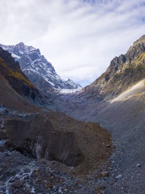 Gürcistan 'ın Svaneti bölgesinde Mestia yakınlarında bir sonbahar günü Chalaadi Buzulu' nun insansız hava aracı görüntüsü. Dikey fotoğraf