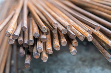 İnşaat alanındaki bir yığın inşaatın yakın çekimi.