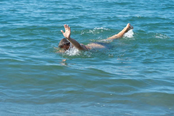 Hombre Ahoga Mar Día Soleado Tratando Pedir Ayuda Con Mano — Foto de Stock