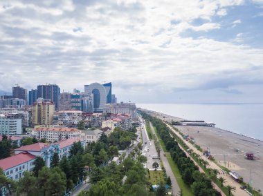 Batum, Gürcistan - 15 Eylül 2021: Güneşli bir günde binaların, otellerin, toprak setlerin, plajların, denizin insansız hava aracı görüntüsü