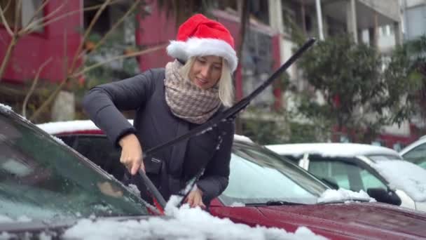 Membersihkan salju dari kaca depan, menggores es, membersihkan jendela mobil musim dingin — Stok Video