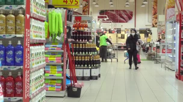 Masked människor under coronavirus pandemi välja varor på butikshyllor — Stockvideo