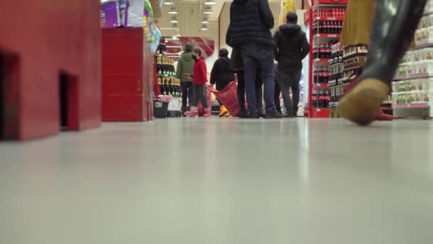 Masked människor under coronavirus pandemi välja varor på butikshyllor — Stockvideo