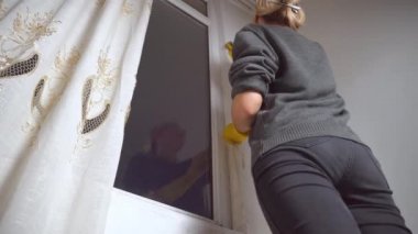 Bir kadın apartmanın duvarlarını küften yıkıyor. Ev hanımı..