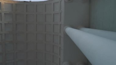 Tavana doğru yükselen beyaz taş kolonlar. Barok tarzı.