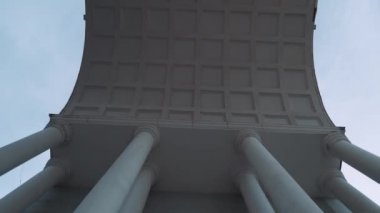 Beyaz taştan uzun sütunlar tavana doğru yükseliyor. Kubbe şeklinde. Barok tarzı.