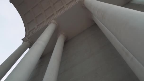 Lange zuilen van witte steen stijgen tot het plafond in de vorm van koepel. Barokke stijl. — Stockvideo