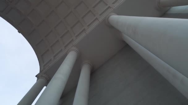 Hohe Säulen aus weißem Stein ragen in Form einer Kuppel an die Decke. Barockstil. — Stockvideo
