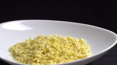 Bir tabak hazır şehriye döner döner döner döner.,